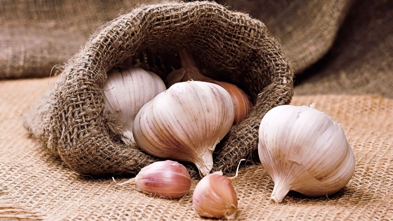 Garlic to eliminate warts