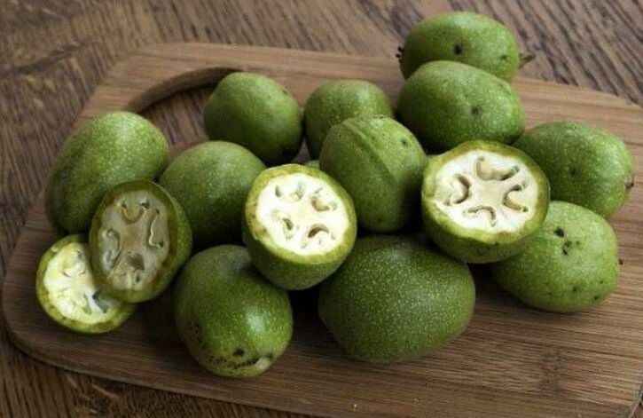 Green walnut against papilloma and warts